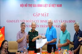 Đoàn cựu binh Hoa Kỳ trao 20 bộ hồ sơ liên quan đến các liệt sỹ Việt Nam. (Ảnh: Báo Quân đội Nhân dân)
