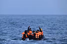 Người di cư vượt eo biển Manche từ Pháp vào Anh. (Ảnh: AFP/TTXVN)