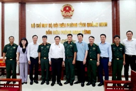 Ông Nguyễn Xuân Thắng, Ủy viên Bộ Chính trị, Giám đốc Học viện Chính trị quốc gia Hồ Chí Minh với cử tri huyện Vân Đồn, Quảng Ninh. (Ảnh TTXVN phát)