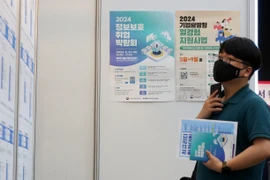 Một người đang tìm việc tại một hội chợ được tổ chức ở phía nam Seoul vào ngày 31/5. (Nguồn: Newsis)