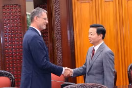 Phó Thủ tướng Trần Hồng Hà và Đại sứ Pháp tại Việt Nam Olivier Brochet tại buổi tiếp. (Ảnh: Văn Điệp/TTXVN)