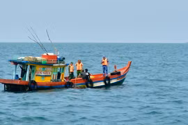 Lực lượng chức năng thực hiện nhiệm vụ tuần tra, kiểm tra hoạt động của tàu cá trên vùng biển Cà Mau. (Ảnh: TTXVN phát)