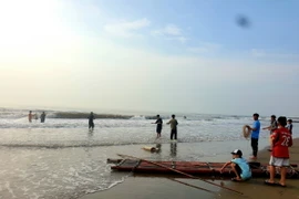 Người dân và gia đình mòn mỏi ngóng trông tin tức của các em. (Ảnh: Hoàng Ngà/TTXVN)