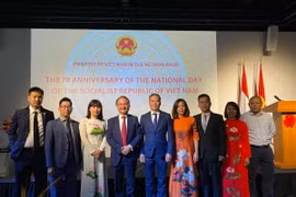 Đại sứ Ngô Hướng Nam và toàn thể cán bộ, nhân viên Đại sứ quán Việt Nam tại Hà Lan chụp ảnh lưu niệm tại buổi lễ. (Ảnh: TTXVN phát)