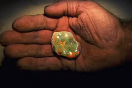 Những người khai thác thủ công tại Ethiopia phải mạo hiểm mạng sống của mình để khai thác đá quý opal. (Ảnh: BBC)