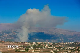 Khói bốc lên sau cuộc không kích của Israel xuống khu vực giữa Rachaya al Foukhar và Kfarhamam, Liban ngày 9/8/2024. (Ảnh: THX/TTXVN)