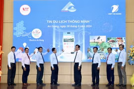 Lãnh đạo tỉnh An Giang ấn nút khai trương cổng thông tin du lịch thông minh checkinangiang.vn. (Ảnh: Thanh Sang/TTXVN)