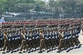 Binh sỹ Myanmar diễu binh kỷ niệm Ngày Lực lượng vũ trang lần thứ 77 tại thủ đô Nay Pyi Taw ngày 27/3/2022. (Ảnh: AFP/TTXVN)