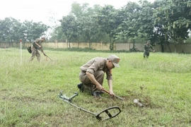 Các học viên được thực hành tìm kiếm, xử lý bom mìn, vật liệu nổ. (Nguồn: VNMAC)