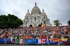 Khán giả theo dõi cuộc đua xe đạp đường trường dành cho nam tại Thế vận hội Olympic Paris 2024 ngày 3/8. (Ảnh: Tân Hoa xã)