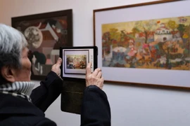 Khách tham quan triển lãm. (Ảnh: Thanh Tùng/TTXVN)