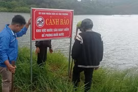 Cắm biển cảnh báo tại tất cả các hồ thủy điện, thủy lợi và ao hồ trên địa bàn huyện Di Linh, Lâm Đồng. (Ảnh: TTXVN phát)