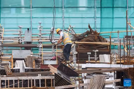 Một công nhân làm việc tại một công trường xây dựng ở Hải Khẩu, tỉnh Hải Nam, Nam Trung Quốc, ngày 11/9. (Ảnh: Tân Hoa xã)
