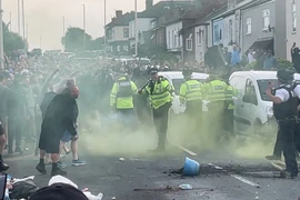 Cảnh sát được triển khai giữ trật tự trong biểu tình bạo lực bùng phát sau vụ đâm dao ở Southport, Anh, ngày 30/7/2024. (Ảnh: Sky News/TTXVN)