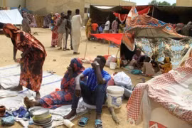 Người dân sơ tán tránh xung đột và lũ lụt tới khu lều tạm ở Kassala, Sudan, ngày 11/8/2024. (Ảnh: Getty Images/TTXVN)