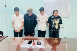 Bốn đối tượng bị tạm giam về hành vi tàng trữ trái phép chất ma túy. (Ảnh: TTXVN phát)