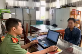 Công an tỉnh Bạc Liêu giải cứu một nạn nhân khỏi đường dây “việc nhẹ, lương cao” lừa lao động Việt Nam sang Myamar. (Ảnh: TTXVN phát)