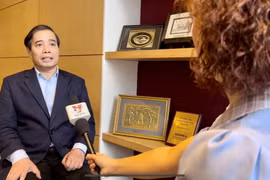 PGS.TS Vũ Minh Khương, Trường Chính sách công Lý Quang Diệu (Đại học Quốc gia Singapore) trao đổi với phóng viên TTXVN. (Ảnh: Tất Đạt/TTXVN)