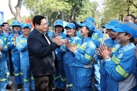 Thủ tướng Phạm Minh Chính thăm, chúc Tết công nhân vệ sinh môi trường đô thị thành phố Hà Nội. (Ảnh: Dương Giang/TTXVN)