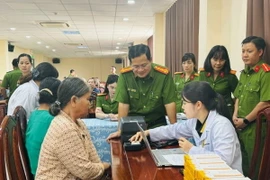 Công an tỉnh Đồng Nai tổ chức thu nhận mẫu ADN cho thân nhân liệt sỹ chưa xác định được thông tin vào ngày 26/7/2024. (Ảnh: Báo Đồng Nai)