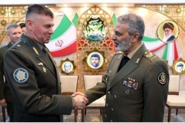 Tổng tư lệnh Quân đội Iran, Thiếu tướng Abdolrahim Mousavi và Tư lệnh Không quân -Phòng không của Cộng hòa Belarus, Thiếu tướng Andrey Lukyanovich. (Nguồn: Tehran Times)