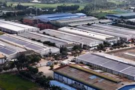 Nhiều doanh nghiệp ở khu công nghiệp Tân Phú Trung (TP Hồ Chí Minh) sử dụng tấm pin năng lượng mặt trời trên mái nhà. (Ảnh: Hồng Đạt/TTXVN)