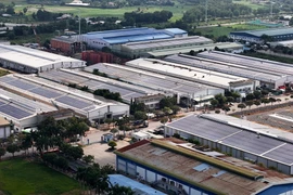 Nhiều doanh nghiệp ở khu công nghiệp Tân Phú Trung (TP Hồ Chí Minh) sử dụng tấm pin năng lượng mặt trời trên mái nhà. (Ảnh: Hồng Đạt/TTXVN)
