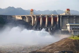 Thuỷ điện Tuyên Quang mở hoàn toàn 1 cửa xả đáy. (Ảnh: Nam Sương/TTXVN)