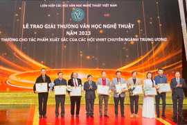 Trao Giải thưởng Văn học nghệ thuật năm 2023 cho các tác phẩm xuất sắc của các Hội Văn học nghệ thuật chuyên ngành Trung ương. (Ảnh: Báo Hà Nội mới)