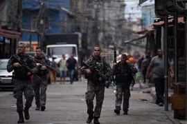 Cảnh sát Brazil tuần tra trên đường phố tại Rio de Janeiro. (Ảnh: AFP/TTXVN)