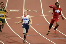 Vận động viên Anh Jonnie Peacock (giữa) trên đường đua. (Nguồn: AFP)