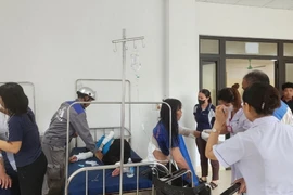 Các công nhân bị bỏng trong vụ cháy được điều trị tại Bệnh viện Đa khoa huyện Đông Hưng. (Ảnh: TTXVN phát)