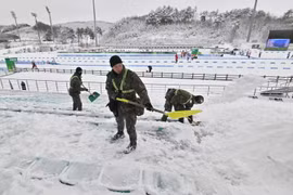 Binh sỹ Hàn Quốc dọn tuyết tại Pyeongchang, ngày 21/1/2024. (Ảnh: AFP/TTXVN)