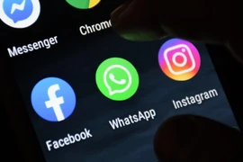 Biểu tượng Facebook, WhatsApp và Instagram trên màn hình điện thoại. (Ảnh: The Gtheguardian