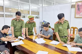 Các đối tượng tại cơ quan điều tra. (Ảnh: TTXVN phát)