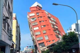 Một tòa nhà bị đổ nghiêng sau động đất tại Hoa Liên, Đài Loan (Trung Quốc) ngày 3/4/2024. (Ảnh: AFP/TTXVN)