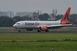 Máy bay của hãng hàng không Akasa Air tại Sân bay quốc tế Sardar Patel ở Ahmedabad. (Ảnh: AFP)