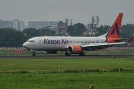 Máy bay của hãng hàng không Akasa Air tại Sân bay quốc tế Sardar Patel ở Ahmedabad. (Ảnh: AFP)