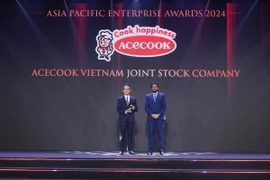 Ông Shimada Shigeru (trái)-Chánh Văn phòng Tổng Giám Đốc Acecook Việt Nam, đại diện công ty nhận giải thưởng "Doanh nghiệp xuất sắc châu Á-Corporate Excellence Award".