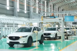 Dây chuyền lắp ráp ôtô du lịch tại nhà máy của Công ty Cổ phần Ôtô Trường Hải (Thaco) trong Khu kinh tế mở Chu Lai, huyện Núi Thành, tỉnh Quảng Nam. (Ảnh: TTXVN)