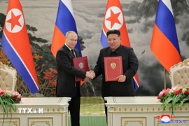 Tổng thống Nga Vladimir Putin (trái) và nhà lãnh đạo Triều Tiên Kim Jong Un ký hiệp ước về quan hệ đối tác chiến lược toàn diện giữa hai nước ngày 19/6/2024. (Ảnh: Yonhap/TTXVN)