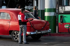 Người dân đổ xăng cho xe ô tô tại trạm xăng ở La Habana, Cuba, ngày 31/1/2024. (Ảnh: AFP/TTXVN)