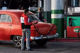Người dân đổ xăng cho xe ô tô tại trạm xăng ở La Habana, Cuba, ngày 31/1/2024. (Ảnh: AFP/TTXVN)
