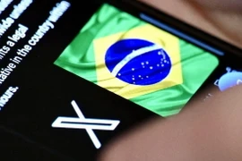 Biểu tượng của nền tảng X trên điện thoại thông minh của người dùng ở Brasilia, Brazil ngày 31/8/2024. (Ảnh: Getty/TTXVN)