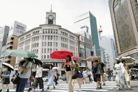 Người dân che ô tránh nắng nóng tại Tokyo, Nhật Bản, ngày 18/7/2024. (Ảnh: Kyodo/TTXVN)