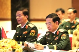 Đại tướng Phan Văn Giang, Ủy viên Bộ Chính trị, Phó Bí thư Quân ủy Trung ương, Bộ trưởng Quốc phòng phát biểu tại cuộc gặp. (Ảnh: Hoàng Minh/TTXVN)