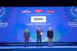 Ông Nguyễn Phương Sơn, Giám đốc Đối ngoại Amway Việt Nam nhận giải thưởng từ Ban tổ chức.