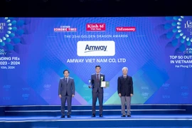 Ông Nguyễn Phương Sơn, Giám đốc Đối ngoại Amway Việt Nam nhận giải thưởng từ Ban tổ chức.