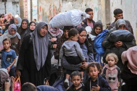 Quân đội Israel yêu cầu người dân Palestine phải rời khỏi thị trấn Beit Lahia, phía Bắc Gaza ngày 25/10/2024. (Ảnh: THX/TTXVN)