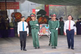 Trưởng Ban Tuyên giáo Trung ương Nguyễn Trọng Nghĩa (phải) và Bí thư Tỉnh ủy, Chủ tịch HĐND tỉnh Tây Ninh Nguyễn Thành Tâm (trái) di an hài cốt liệt sỹ đến nơi an táng. (Ảnh: Giang Phương/TTXVN)
